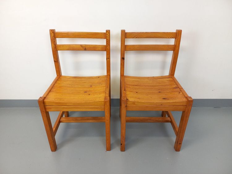 Pair of vintage pine chairs from the 1970s