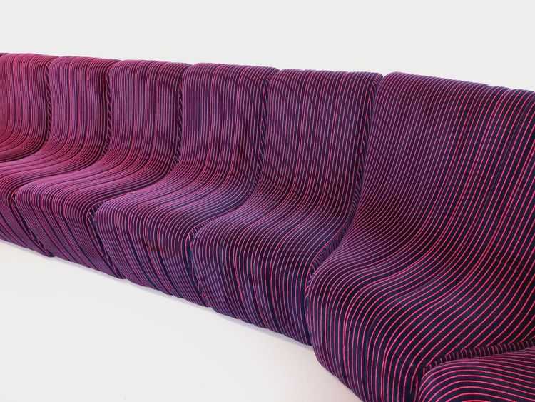 Canapé modulable vintage Snake composé de 11 modules chauffeuses et 3 poufs