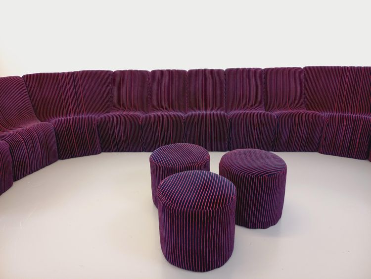 Canapé modulable vintage Snake composé de 11 modules chauffeuses et 3 poufs