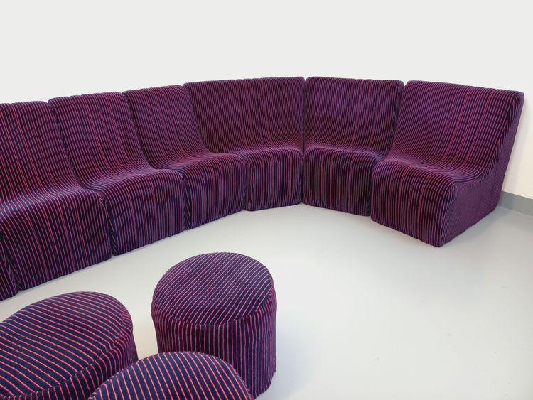 Canapé modulable vintage Snake composé de 11 modules chauffeuses et 3 poufs