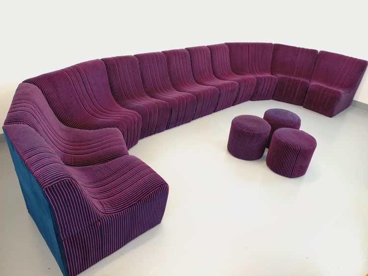 Canapé modulable vintage Snake composé de 11 modules chauffeuses et 3 poufs