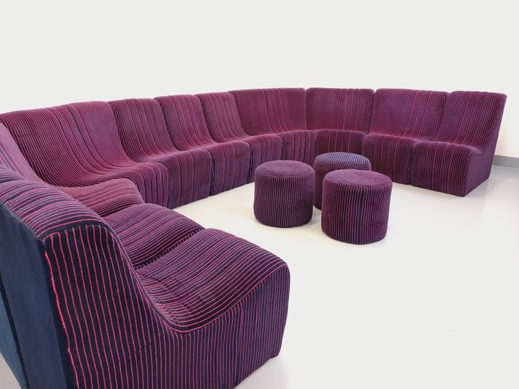 Canapé modulable vintage Snake composé de 11 modules chauffeuses et 3 poufs