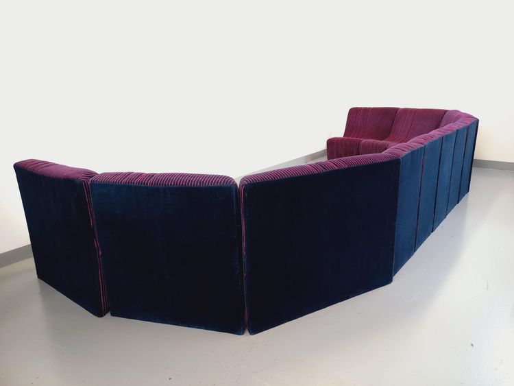 Canapé modulable vintage Snake composé de 11 modules chauffeuses et 3 poufs