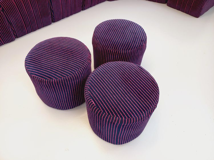 Canapé modulable vintage Snake composé de 11 modules chauffeuses et 3 poufs