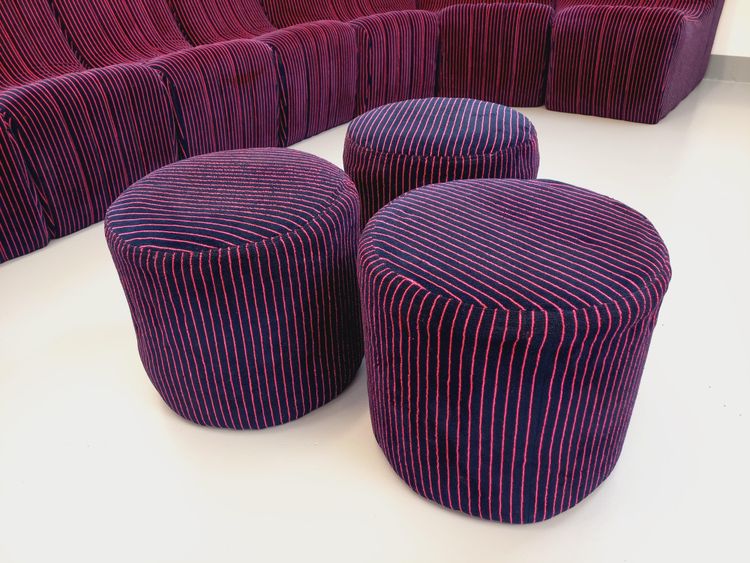 Canapé modulable vintage Snake composé de 11 modules chauffeuses et 3 poufs