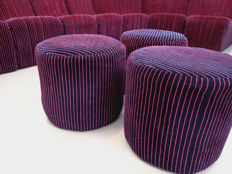 Canapé modulable vintage Snake composé de 11 modules chauffeuses et 3 poufs