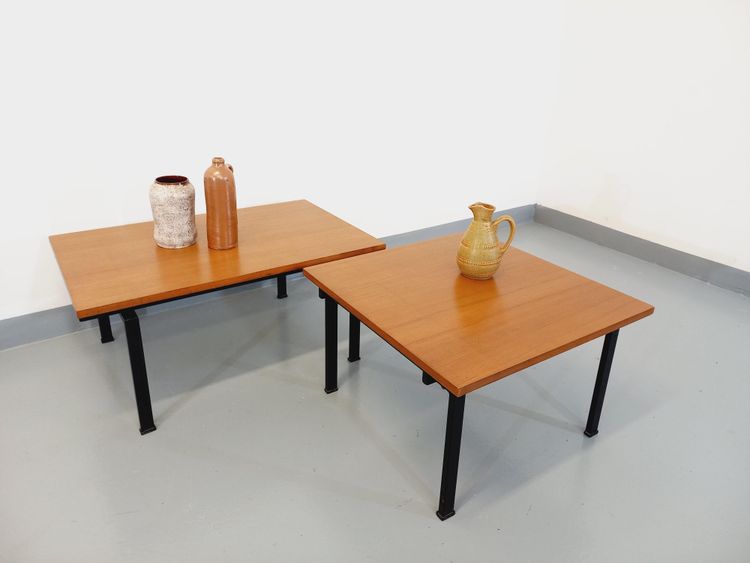 Suite di due tavolini modernisti vintage in teak e metallo nero