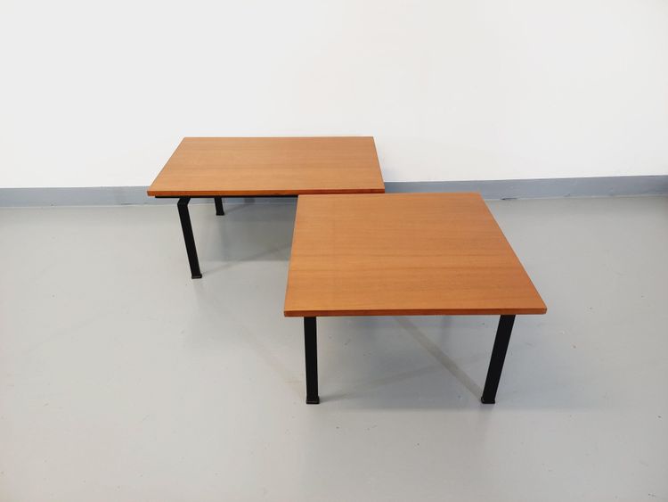 Suite di due tavolini modernisti vintage in teak e metallo nero