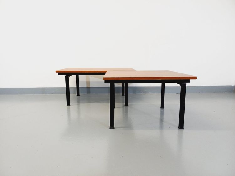 Suite di due tavolini modernisti vintage in teak e metallo nero