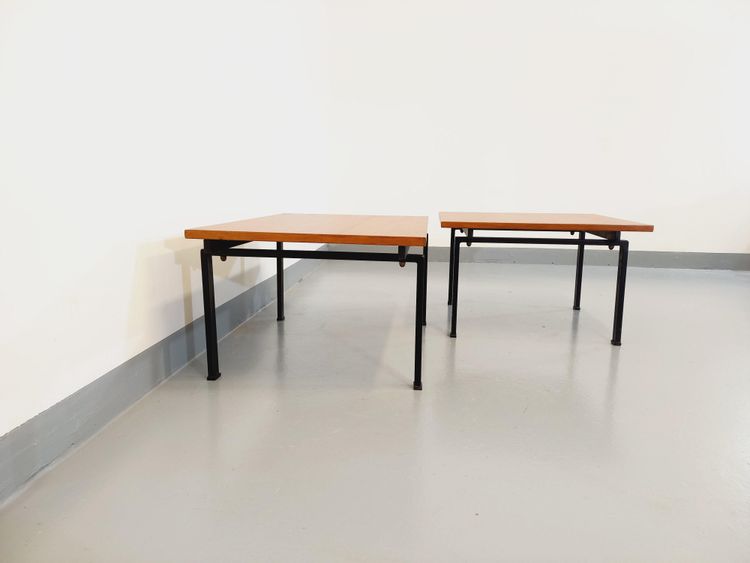 Suite di due tavolini modernisti vintage in teak e metallo nero