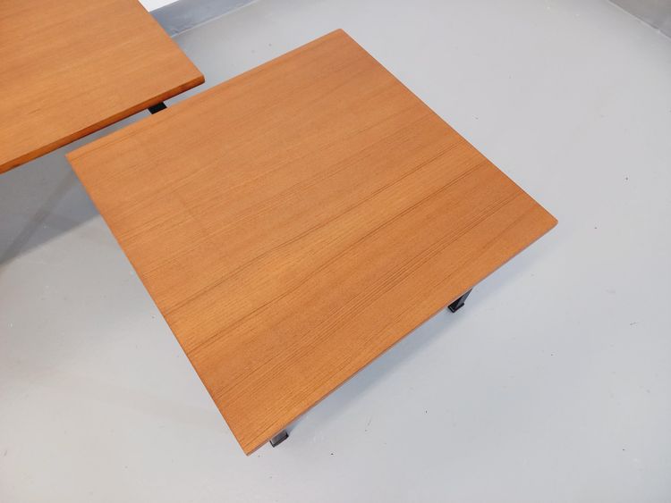 Suite di due tavolini modernisti vintage in teak e metallo nero