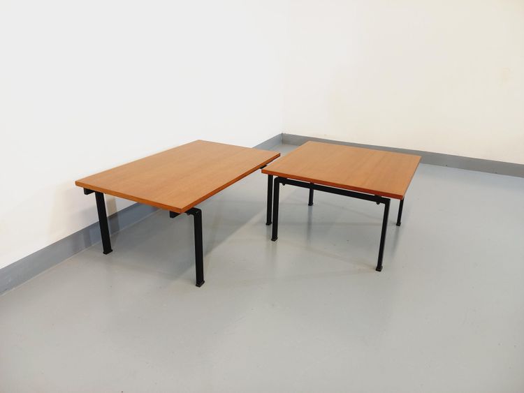 Suite di due tavolini modernisti vintage in teak e metallo nero