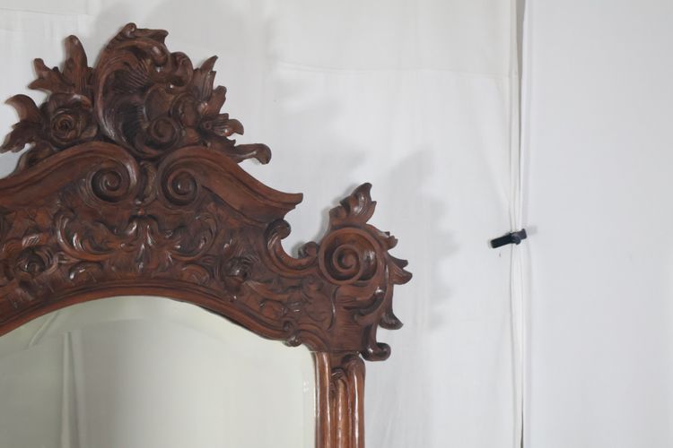 Grand miroir de style Louis XV en tilleul fin XIXe siècle