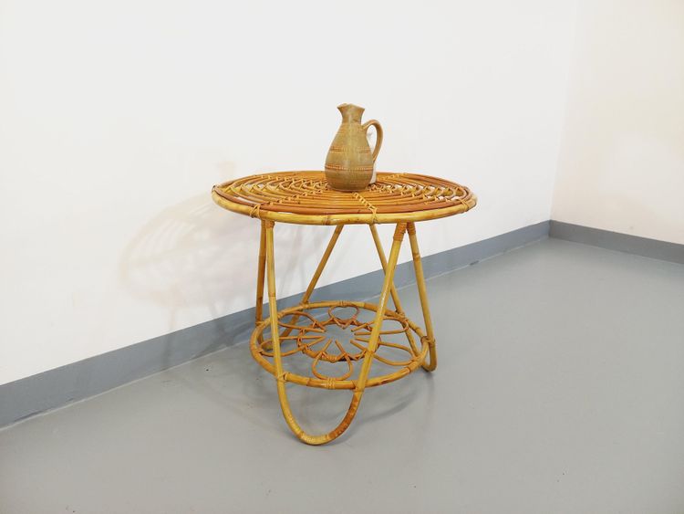 Tavolino rotondo con piano portariviste in rattan vintage degli anni '60
