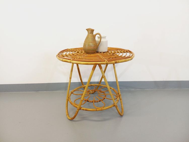 Tavolino rotondo con piano portariviste in rattan vintage degli anni '60