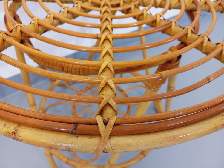 Tavolino rotondo con piano portariviste in rattan vintage degli anni '60