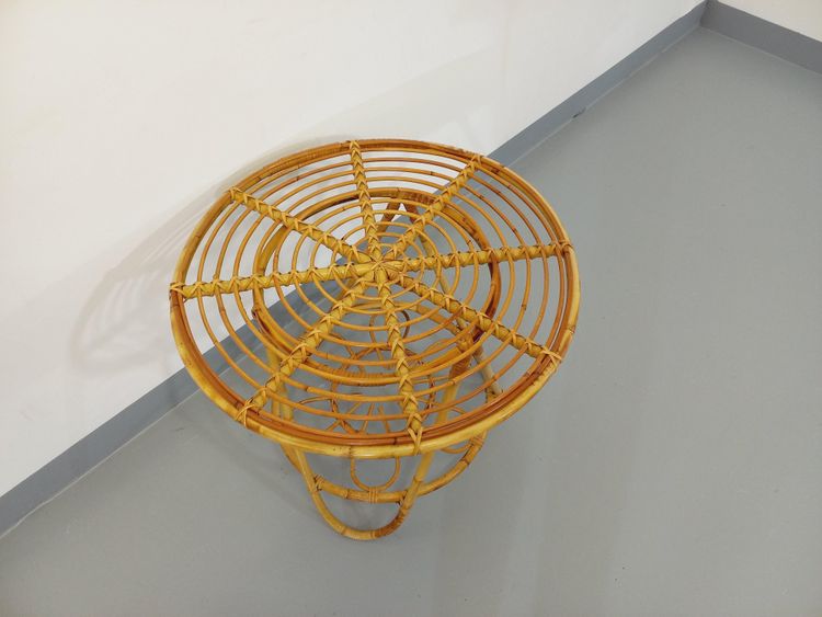 Tavolino rotondo con piano portariviste in rattan vintage degli anni '60