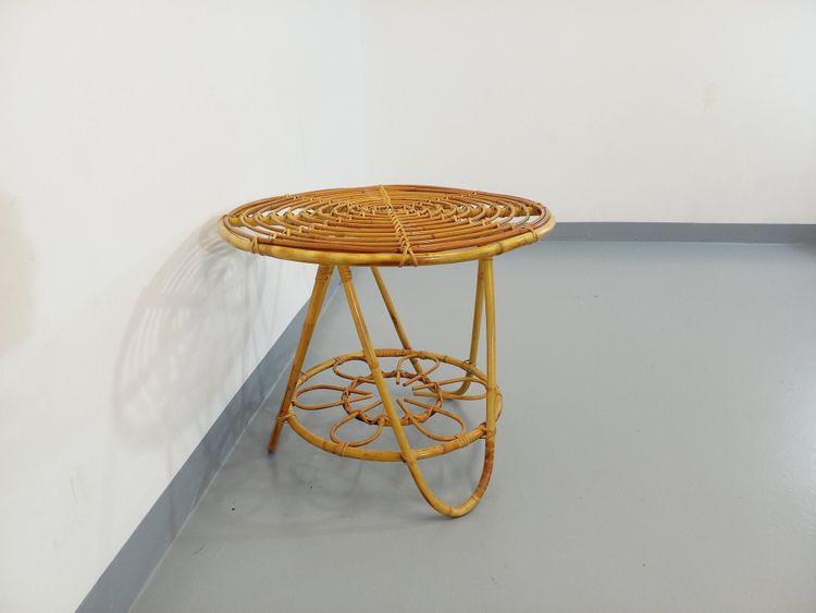 Tavolino rotondo con piano portariviste in rattan vintage degli anni '60