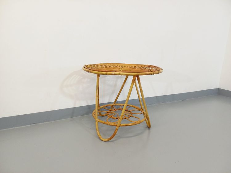 Tavolino rotondo con piano portariviste in rattan vintage degli anni '60