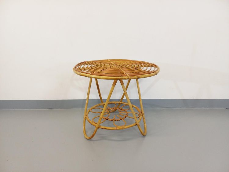 Tavolino rotondo con piano portariviste in rattan vintage degli anni '60