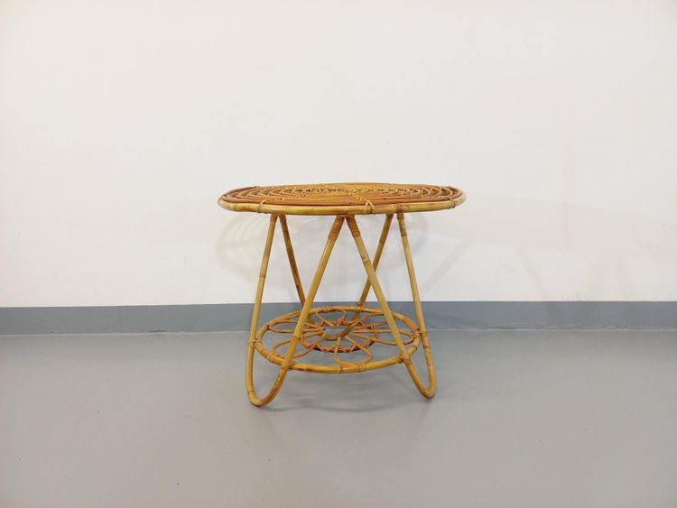 Tavolino rotondo con piano portariviste in rattan vintage degli anni '60