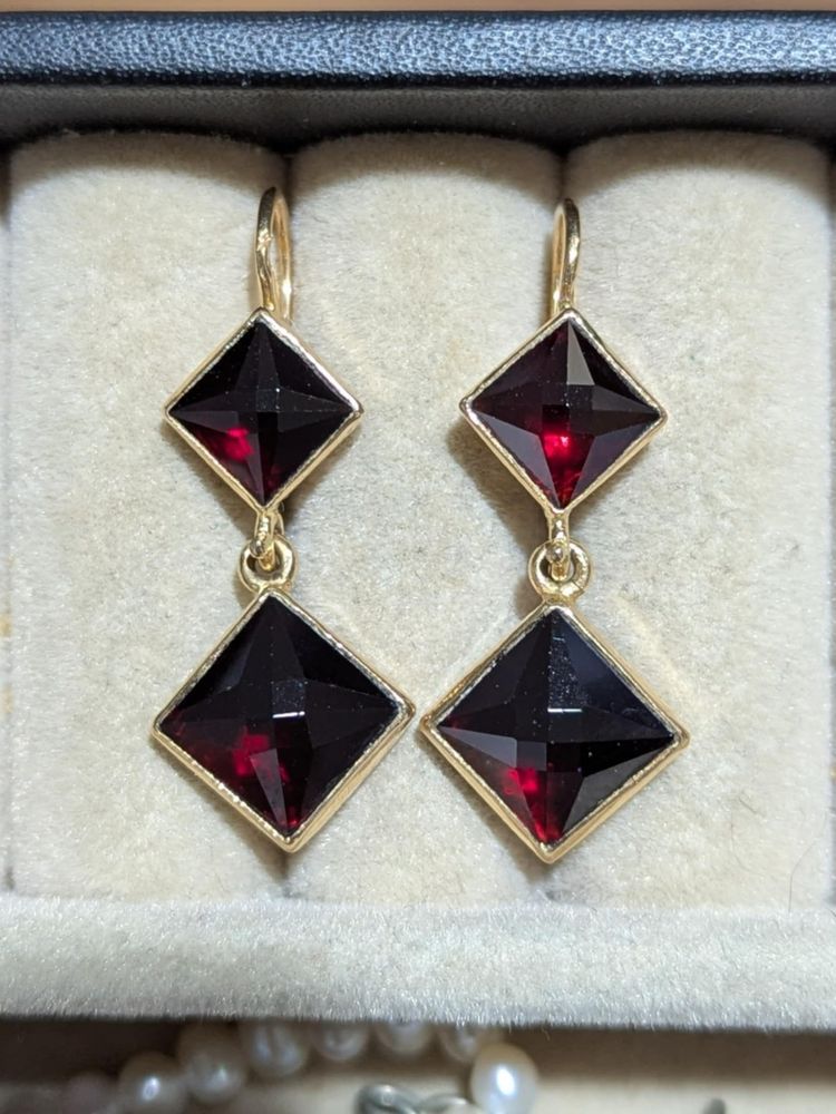 Orecchini pendenti in oro 18k e granati di Perpignan, 6,41 g CIRCA 2000