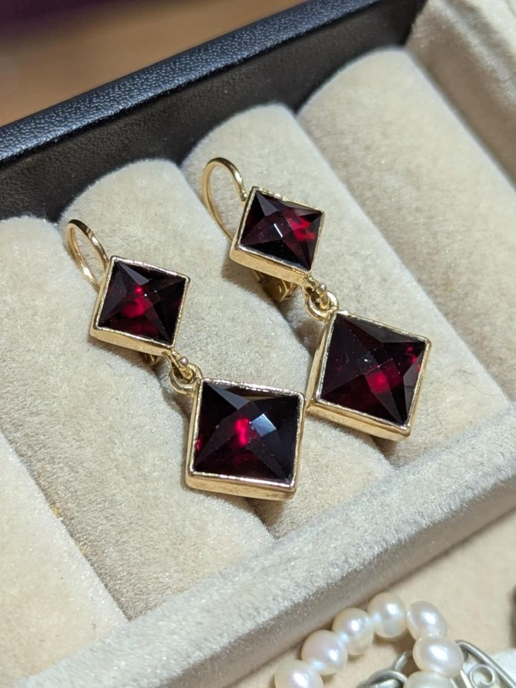 Orecchini pendenti in oro 18k e granati di Perpignan, 6,41 g CIRCA 2000