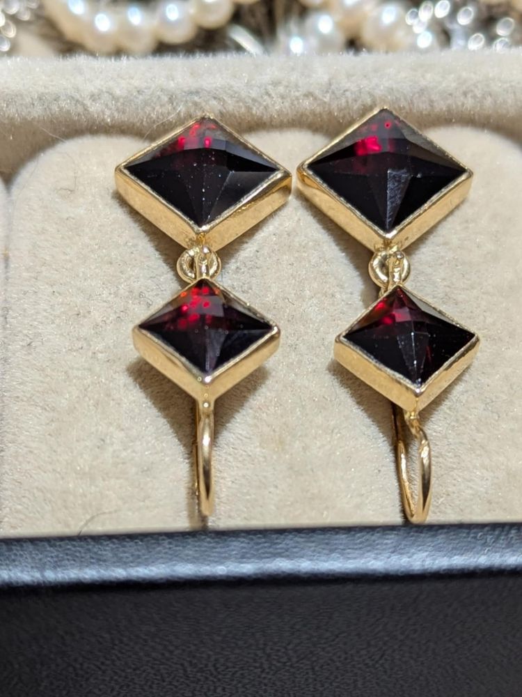 Orecchini pendenti in oro 18k e granati di Perpignan, 6,41 g CIRCA 2000