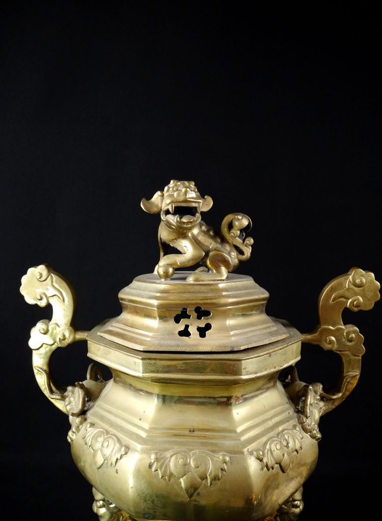 Brûle encens Chinois en bronze doré à décor de Chien de Fô période Qing XIXème