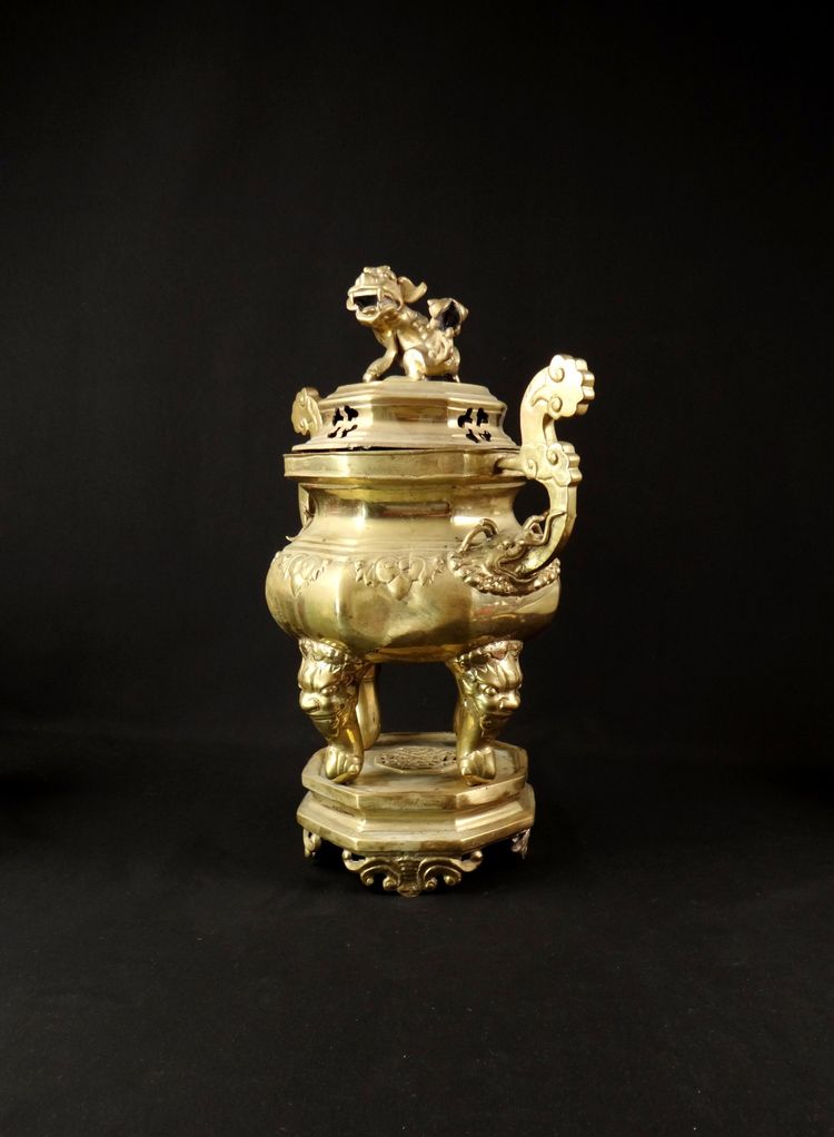 Brûle encens Chinois en bronze doré à décor de Chien de Fô période Qing XIXème