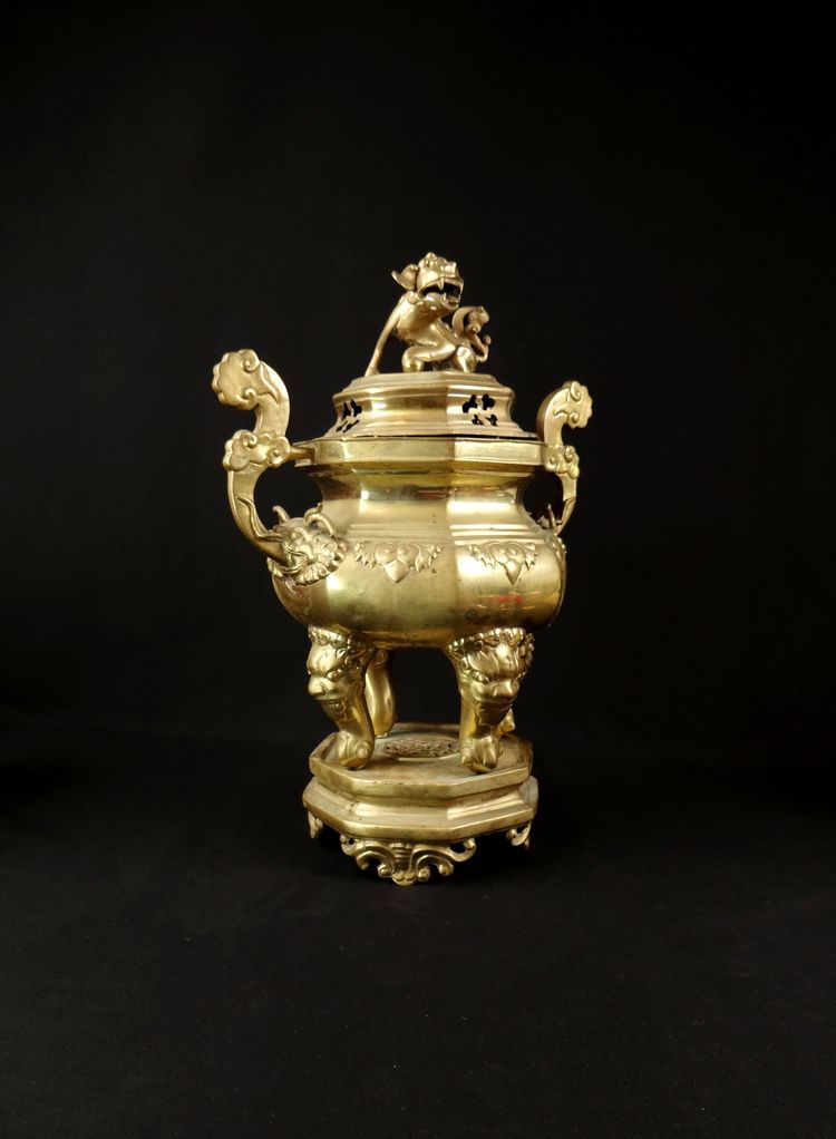 Brûle encens Chinois en bronze doré à décor de Chien de Fô période Qing XIXème