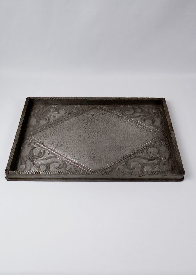 Vassoio da portata Art Déco in legno e peltro martellato, circa 1910