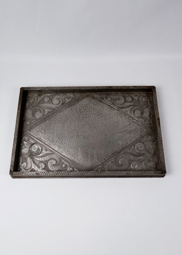 Vassoio da portata Art Déco in legno e peltro martellato, circa 1910