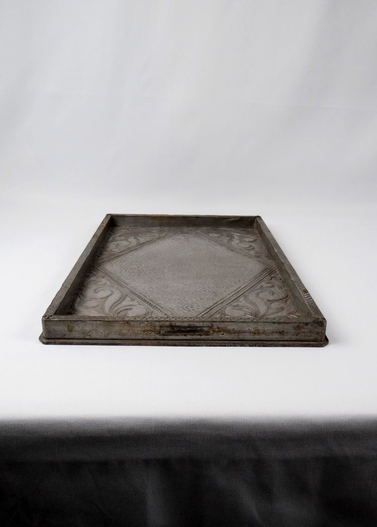 Vassoio da portata Art Déco in legno e peltro martellato, circa 1910
