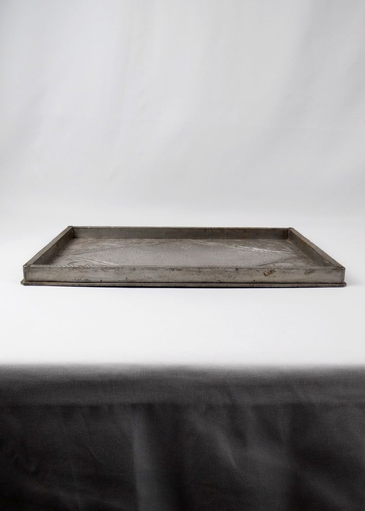 Vassoio da portata Art Déco in legno e peltro martellato, circa 1910