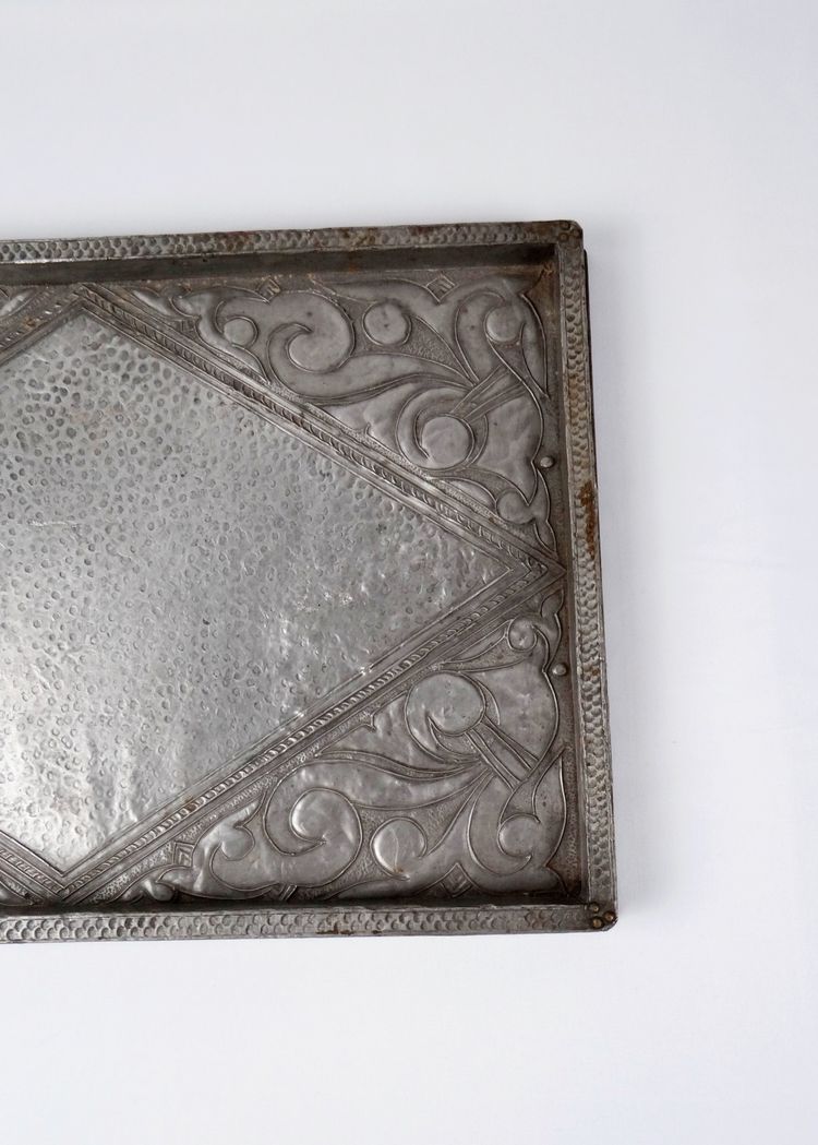 Vassoio da portata Art Déco in legno e peltro martellato, circa 1910