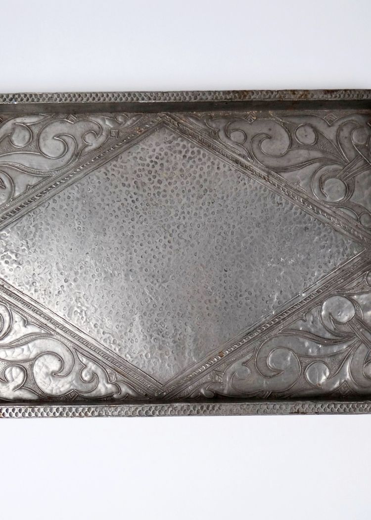 Vassoio da portata Art Déco in legno e peltro martellato, circa 1910