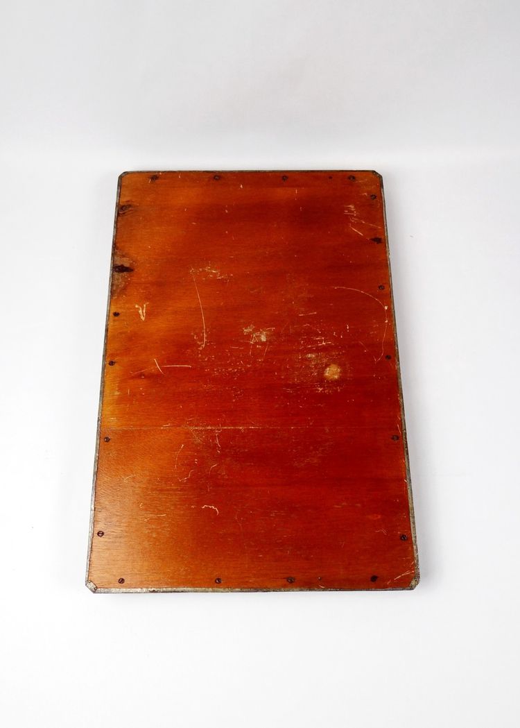 Vassoio da portata Art Déco in legno e peltro martellato, circa 1910