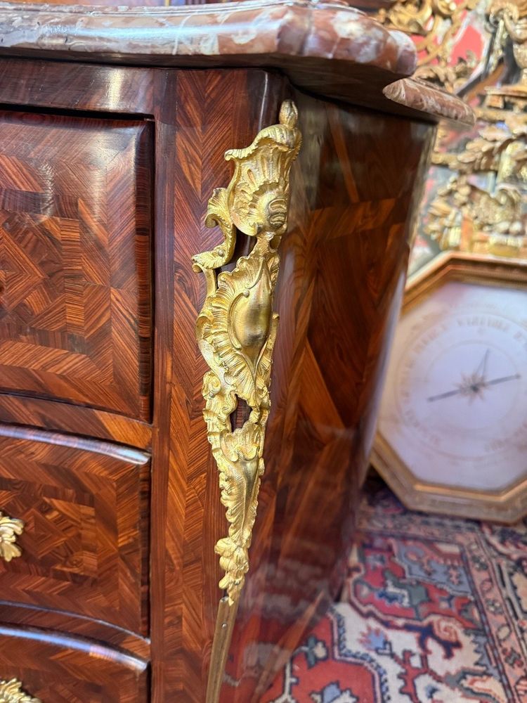 COMMODE ARBALETE D’EPOQUE LOUIS XV – 18ème