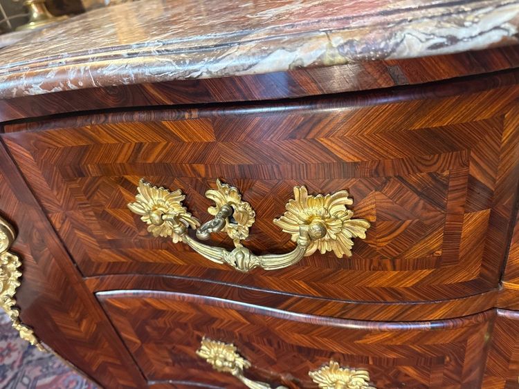 COMMODE ARBALETE D’EPOQUE LOUIS XV – 18ème