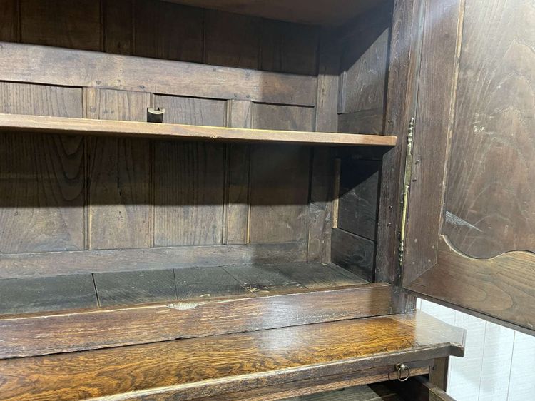 Credenza a due ante in rovere e castagno, lavorazione bretone della fine del XVIII secolo