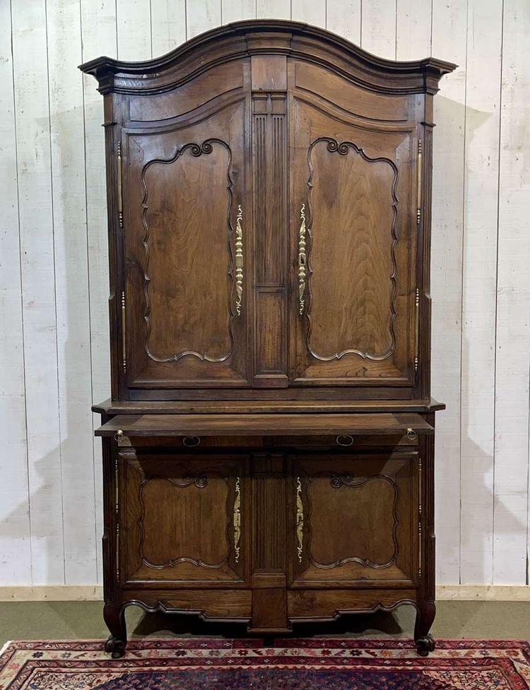 Credenza a due ante in rovere e castagno, lavorazione bretone della fine del XVIII secolo