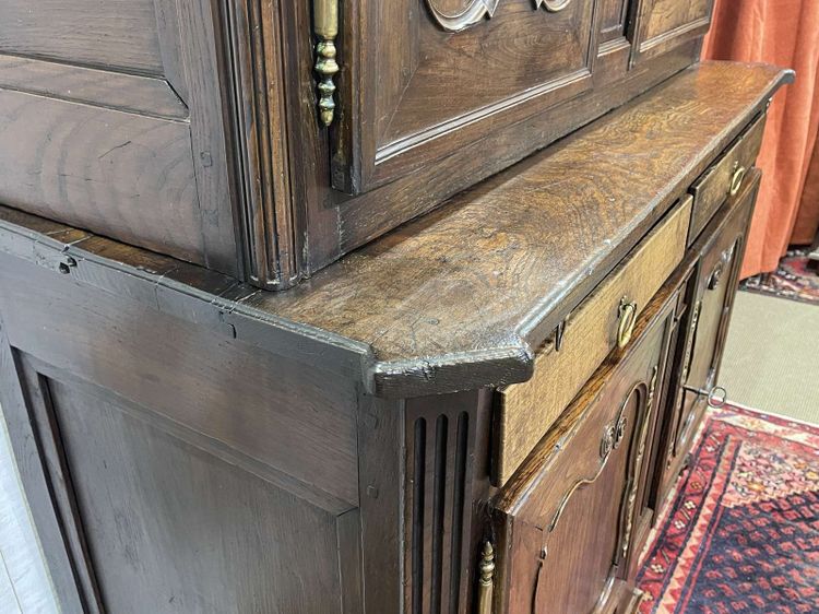Credenza a due ante in rovere e castagno, lavorazione bretone della fine del XVIII secolo