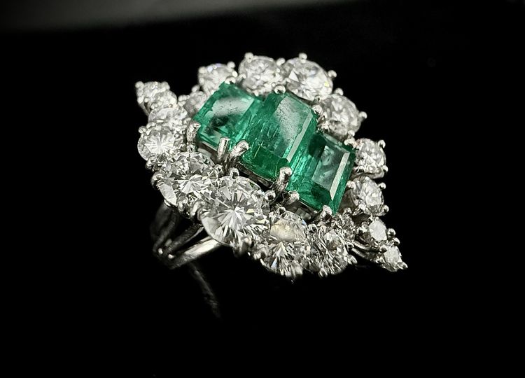 Platinring mit 3 kolumbianischen Smaragden und 3 Karat Diamanten