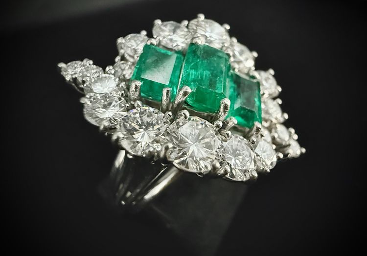 Platinring mit 3 kolumbianischen Smaragden und 3 Karat Diamanten