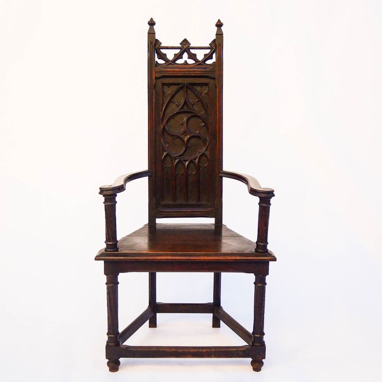 Fauteuil caquetière de style gothique – XIXᵉ siècle