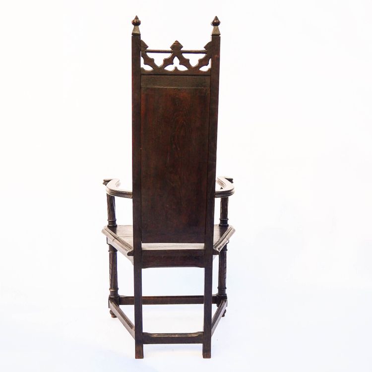 Fauteuil caquetière de style gothique – XIXᵉ siècle