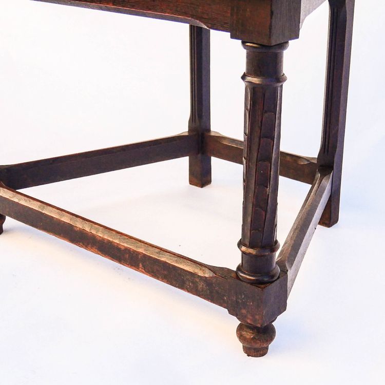 Fauteuil caquetière de style gothique – XIXᵉ siècle