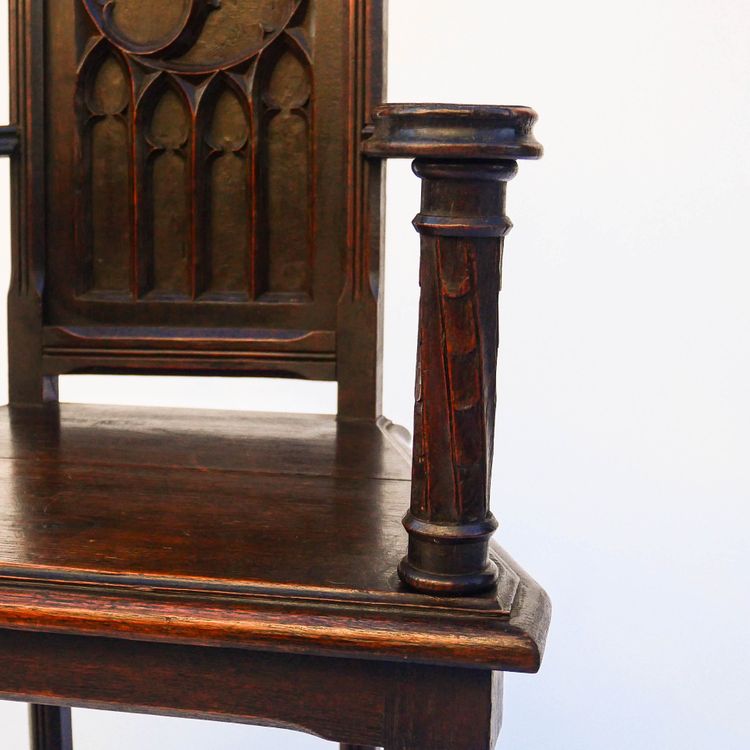 Fauteuil caquetière de style gothique – XIXᵉ siècle