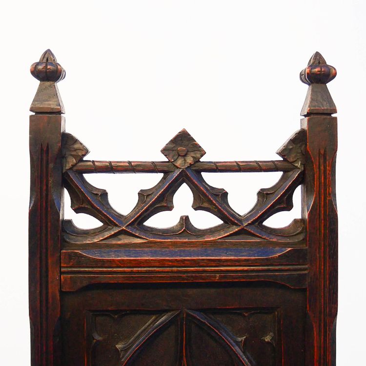 Fauteuil caquetière de style gothique – XIXᵉ siècle